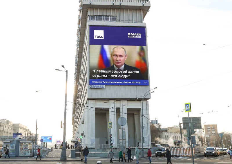 Подробнее о статье Ходим и оглядываемся: теперь вокруг нас не шум, а последние важные новости. Формат уличного цифровог