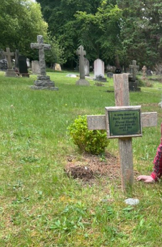 Вы сейчас просматриваете Могила олигарха Бориса Березовского в Лондоне, некогда одного из самых влиятельных людей в России. О