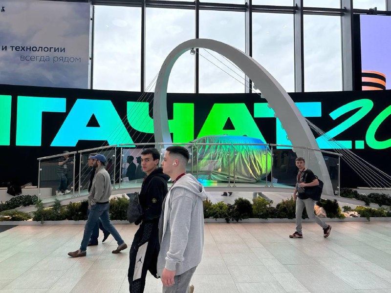 Вы сейчас просматриваете Судя по фотографиям с ПМЭФ, Сбербанк представит на своем стенде свой первый автомобиль с исскусствен