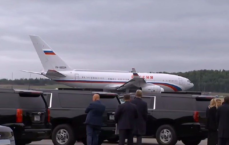 Вы сейчас просматриваете Первый кадр приземления самолета Путина на Аляске. Президент России прибыл, он будет перемещаться на