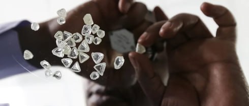 Вы сейчас просматриваете #алмазы Выращенные в лаборатории алмазы лишают Ботсвану дохода от натуральных алмазов  BBG#ALRS